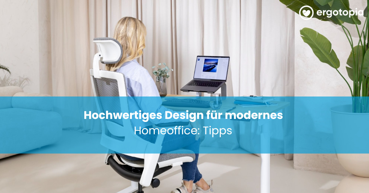 Frau sitzt im weißen Bürostuhl mit Kopfstütze am Schreibtisch mit Laptop