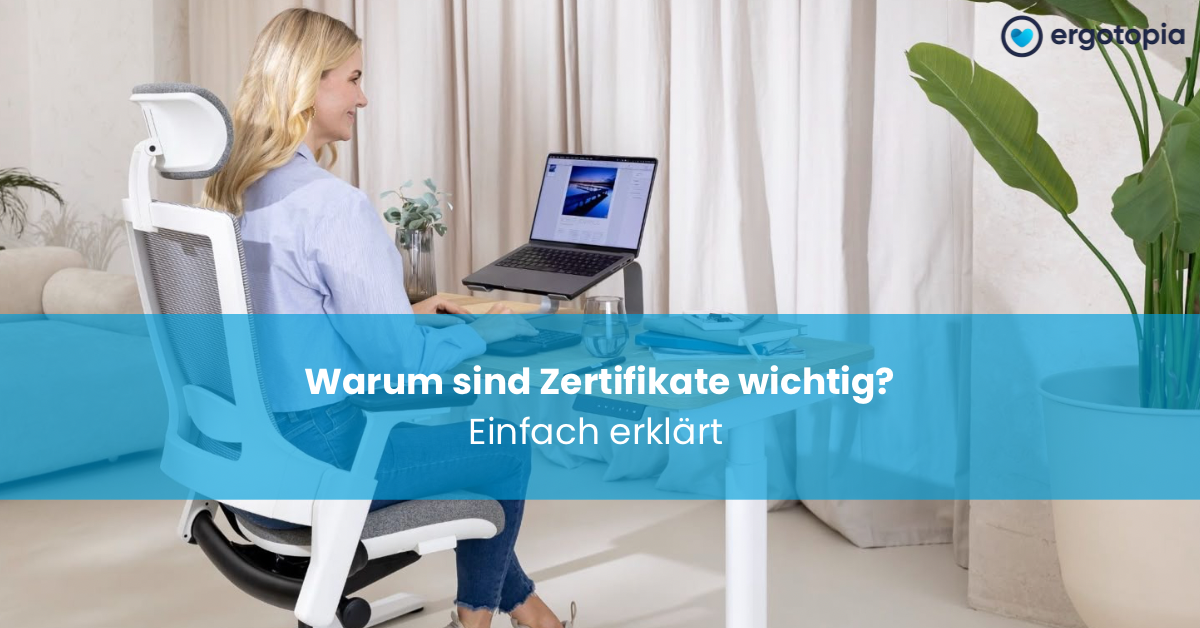 Eine blonde Frau arbeitet am Laptop auf einem weißen ergonomischen Bürostuhl an einem Holzschreibtisch.