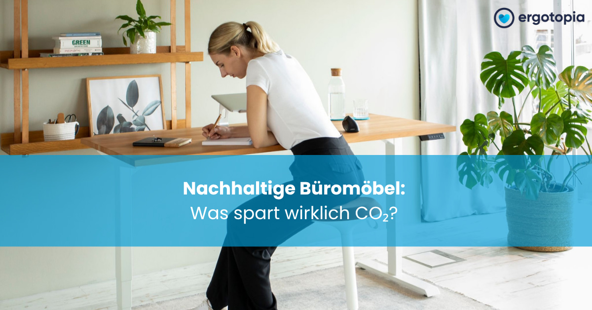 Frau stützt sich beim Schreiben auf dem Sitz-Steh-Hocker am Stehschreibtisch ab.