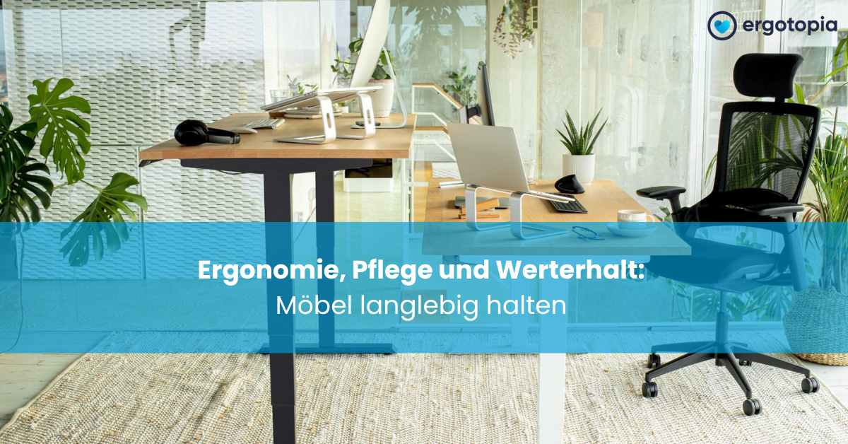 Zwei Eichenholz-Schreibtische mit Laptopständern in loftartigem Büro mit Pflanzen und Teppich.
