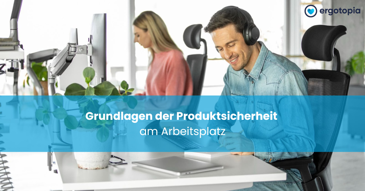 Mann mit Kopfhörern macht sich Notizen am Büroschreibtisch, im Hintergrund eine Kollegin.