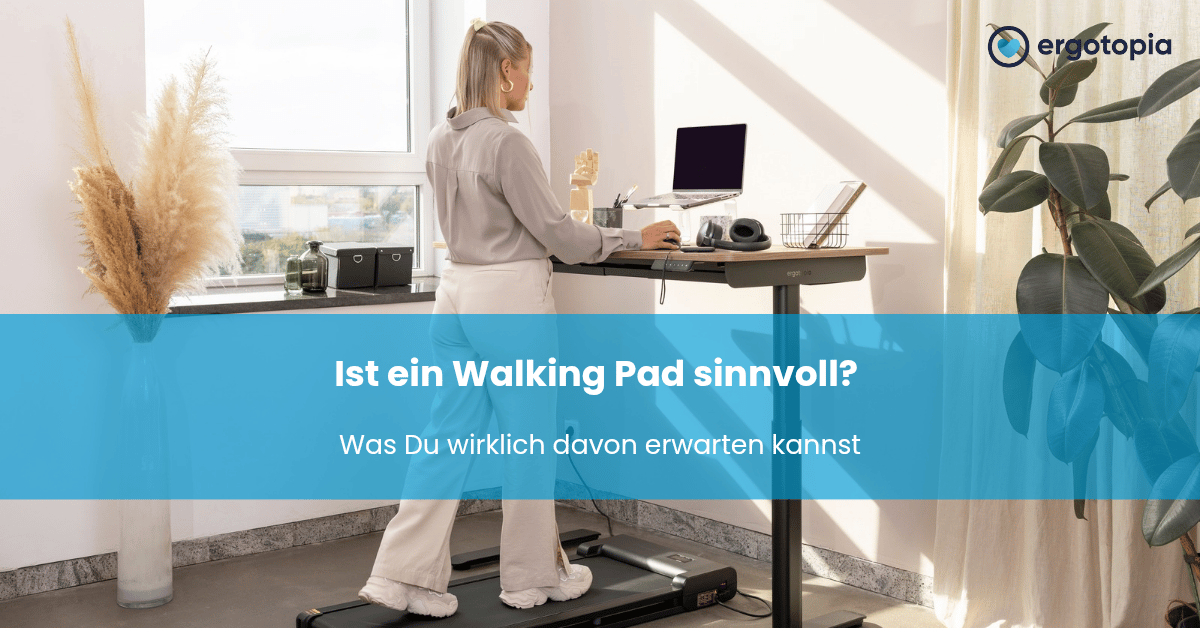 Frau arbeitet auf einem Walking Pad am höhenverstellbaren Schreibtisch im Homeoffice – ein modernes ergonomisches Setup für mehr Bewegung im Arbeitsalltag