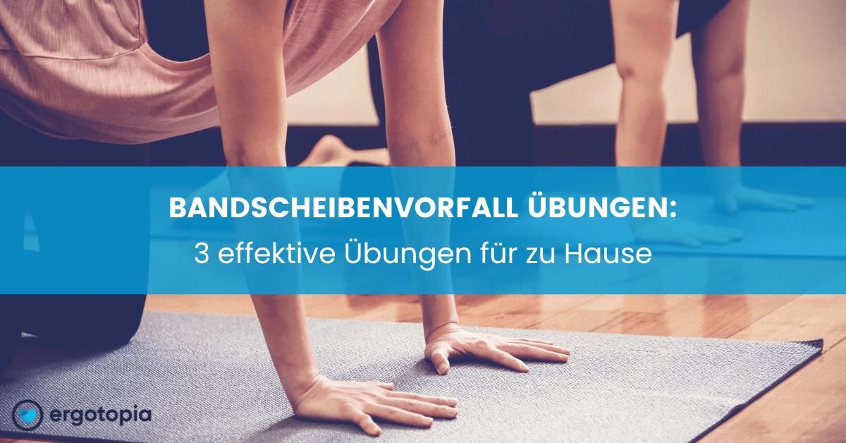 Zwei Personen, die Bandscheibenvorfall Übungen auf Yogamatten machen.