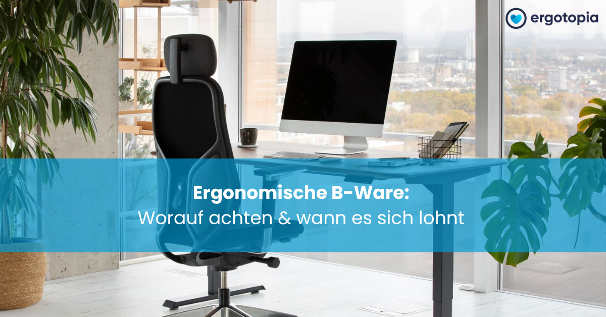 Ergonomischer Bürostuhl mit hoher Rückenlehne steht vor einem Schreibtisch mit Blick auf die Stadt.