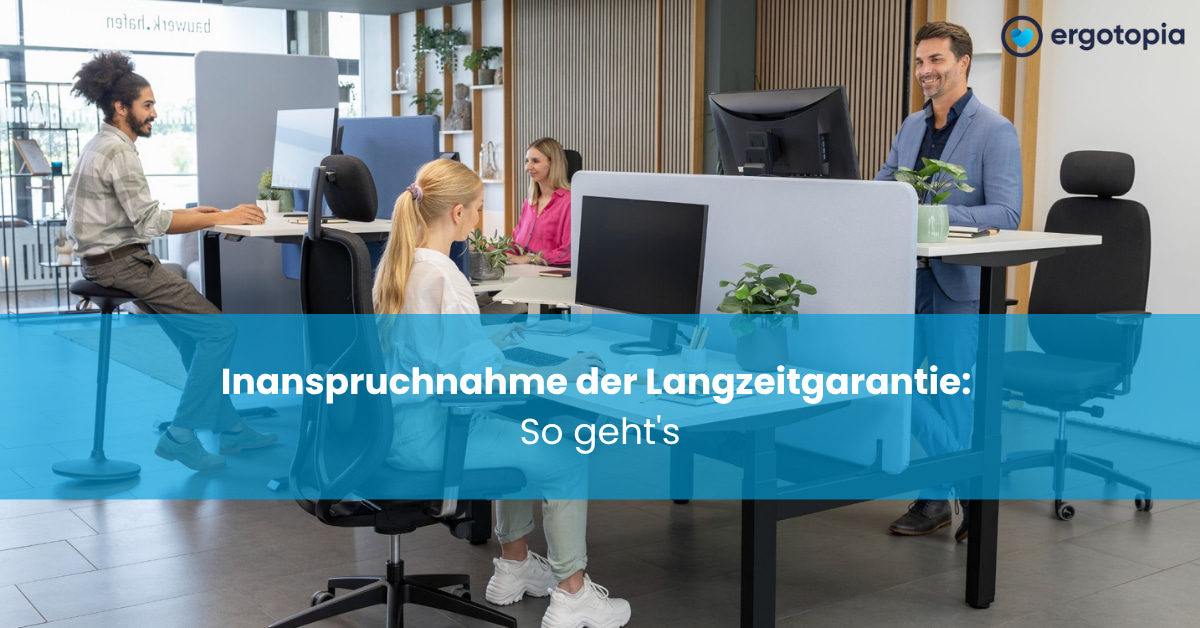 Vier Kollegen arbeiten an höhenverstellbaren Schreibtischen mit Sichtschutz im modernen Großraumbüro.