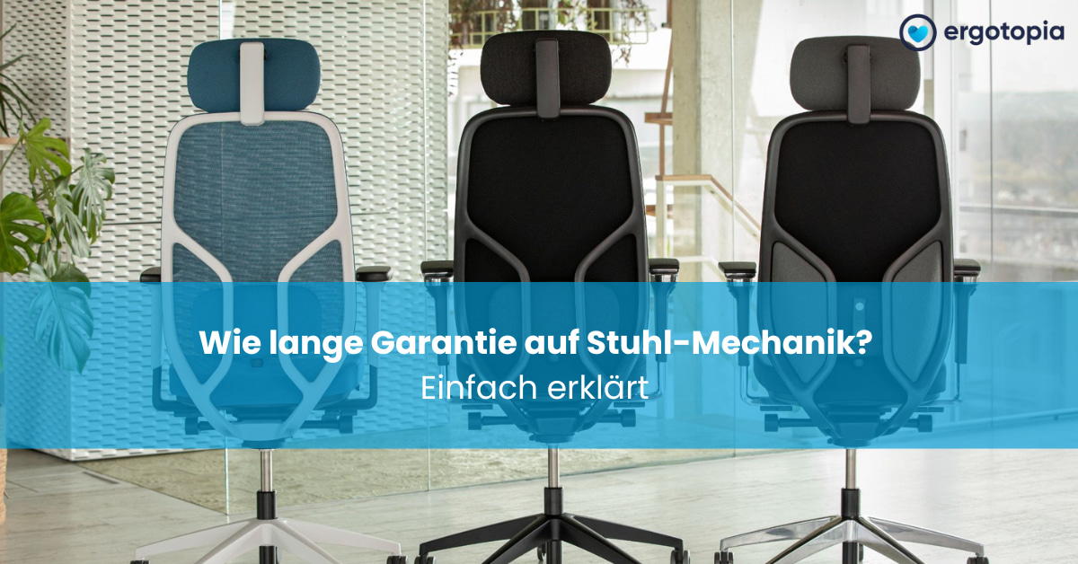 Drei Bürostühle in Blau, Schwarz und Grau stehen nebeneinander in modernem Büro mit Glaswänden.
