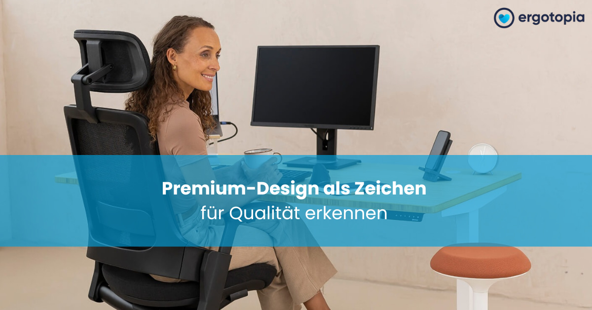 Lächelnde Frau mit Kaffeetasse sitzt im ergonomischen Bürostuhl neben Sitz-Steh-Hocker am Schreibtisch