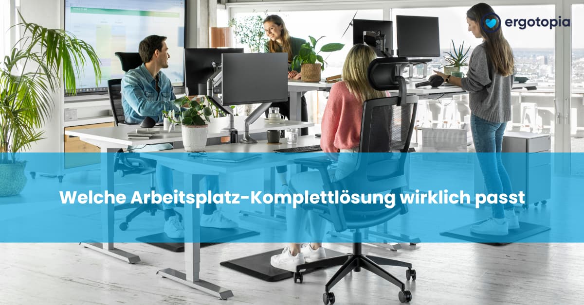 Vier Personen arbeiten an höhenverstellbaren Schreibtischen mit Monitoren im hellen Großraumbüro.