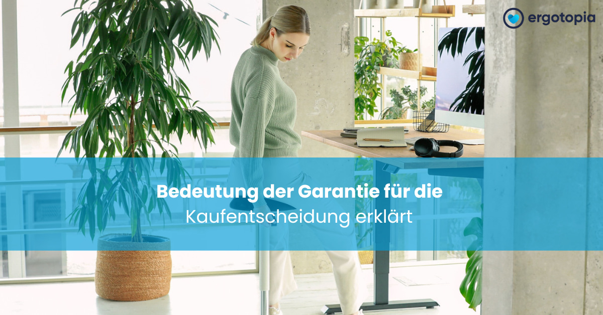 Frau steht von einem weißen Stehhocker auf, im Hintergrund ein Schreibtisch mit iMac