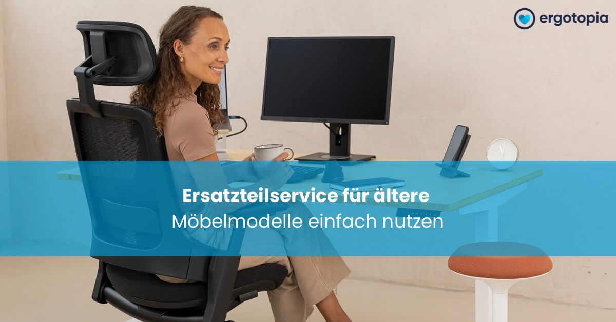 Frau dreht sich lächelnd mit Kaffeetasse im schwarzen Bürostuhl um, Sitzhocker steht daneben.