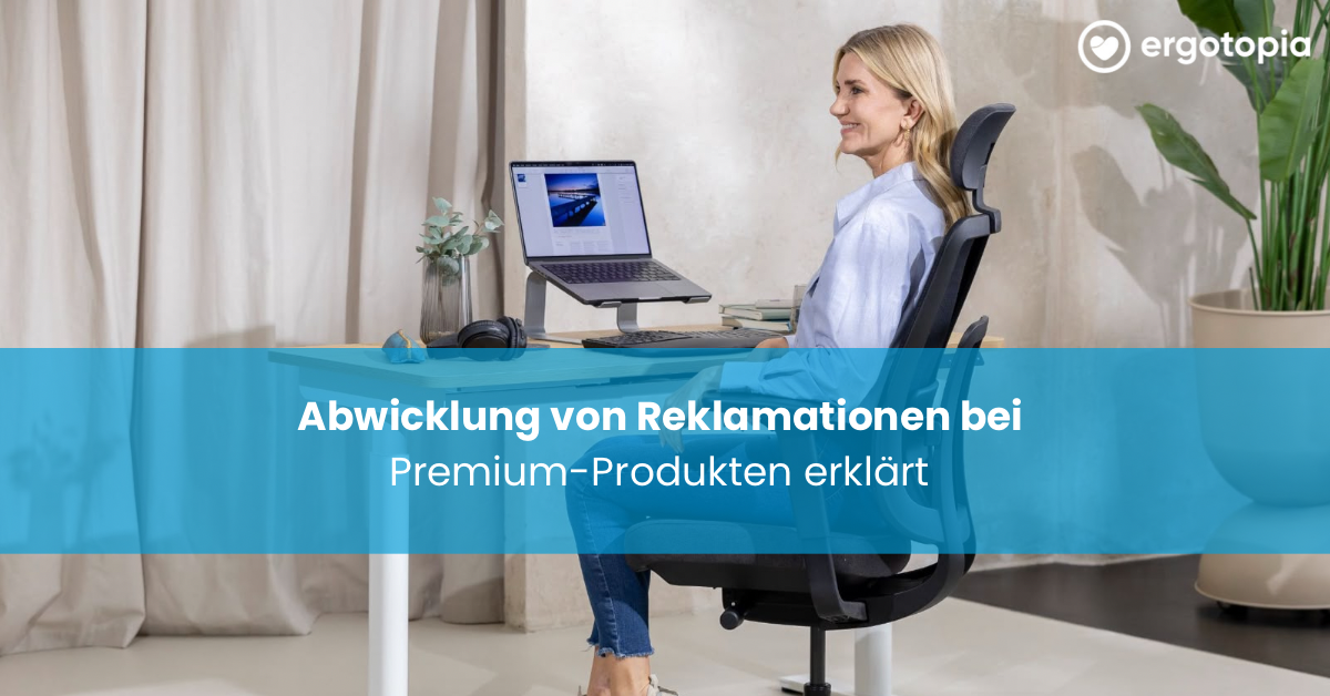 Frau arbeitet lächelnd am Laptop, seitlich im ergonomischen Bürostuhl sitzend