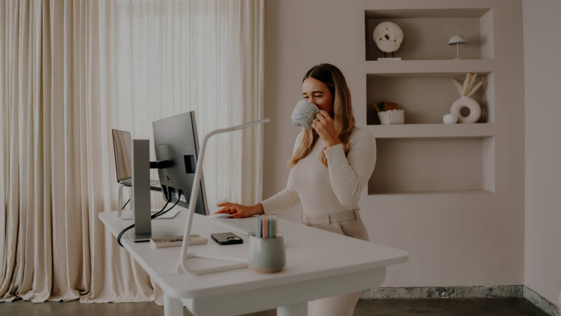 Thumbnail: Frau am Homeoffice Schreibtisch