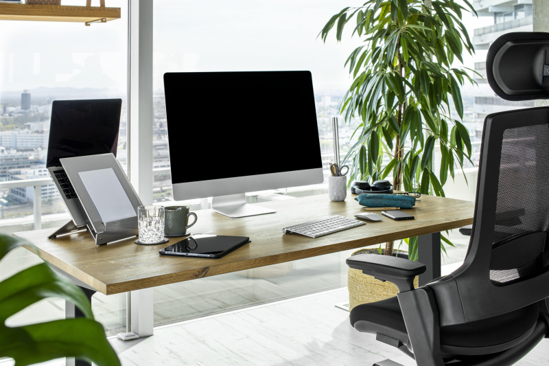 Schreibtisch-Setup Chefbüro mit Monitor und ergonomischen Hilfsmitteln