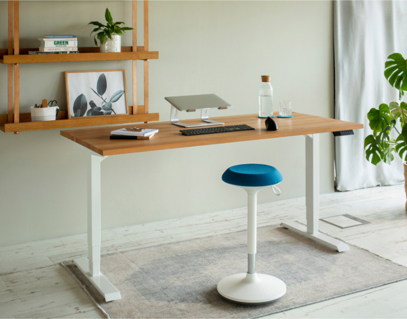 Minimalistischer Arbeitsplatz Zuhause mit weißem höhenverstellbaren Schreibtisch und blauem Bürohocker
