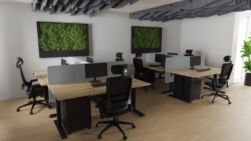 Büro mit Tischen, Akustiktrennwänden und Akustikdeckensegeln