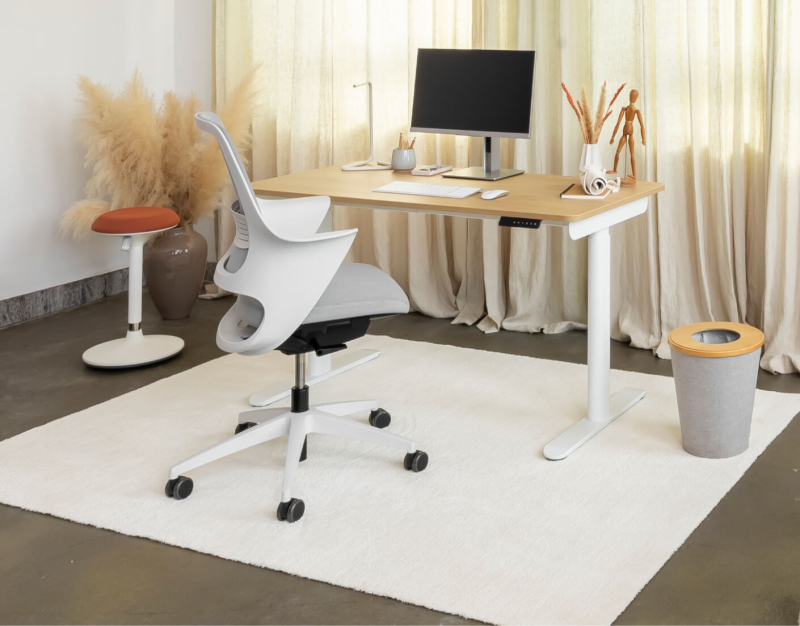 Kleiner Schreibtisch höhenverstellbar mit weißem Gestell und Eichenplatte, ergonomischer Bürostuhl und stilvolle Deko – ideal für ein funktionales und ästhetisches Home-Office