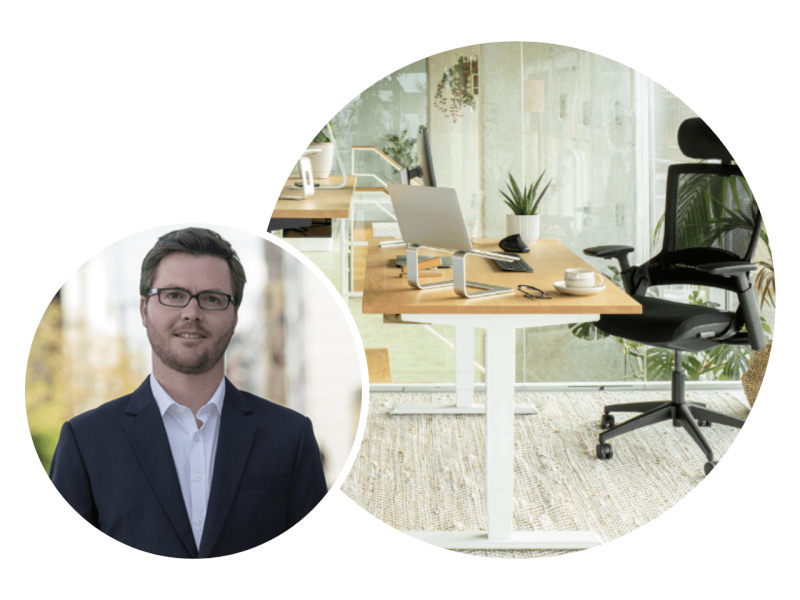 Ergonomie Experte Andreas neben ergonomischem Arbeitsplatz von Ergotopia
